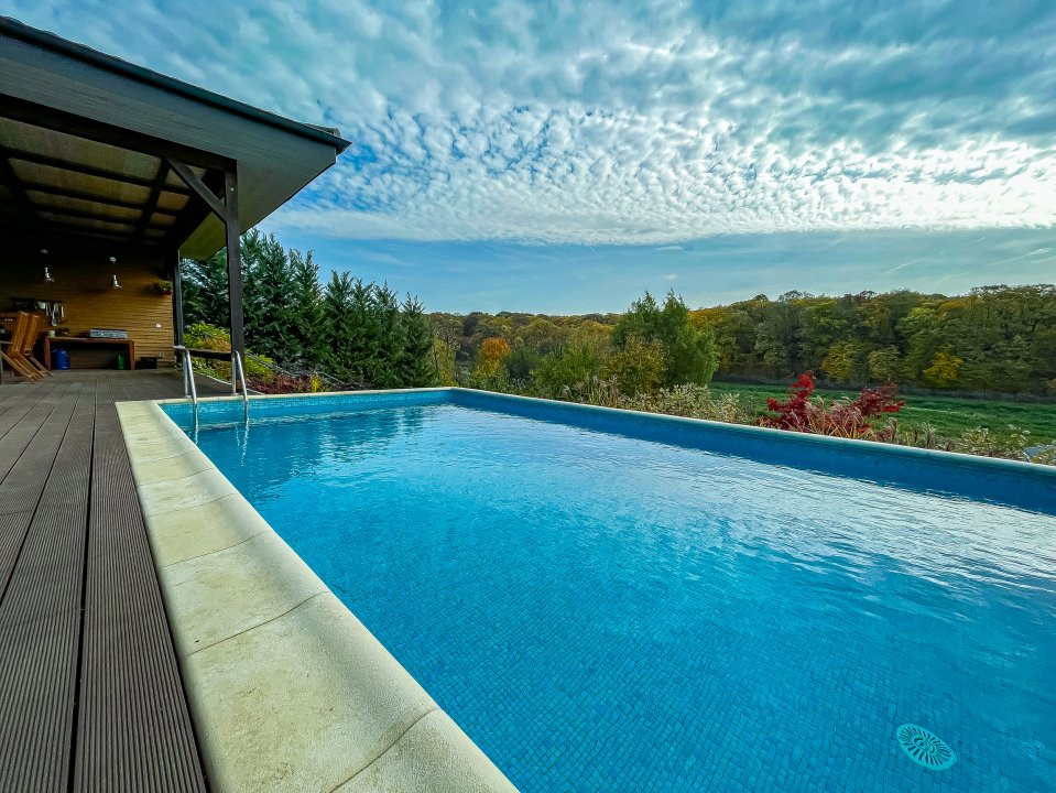 Casa pe malul lacului Scrovistea + piscina