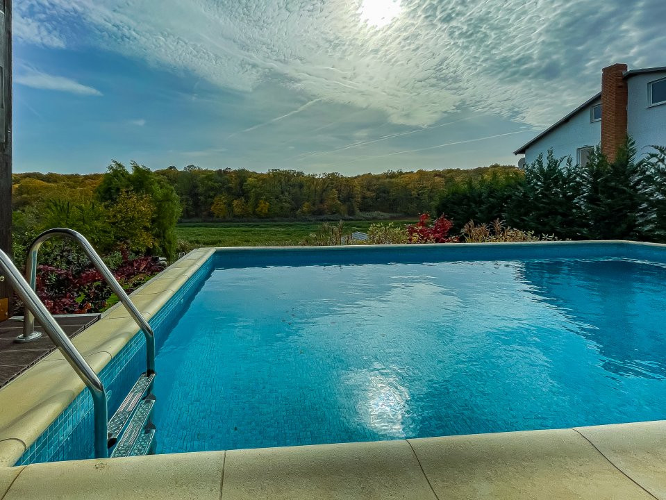 Casa pe malul lacului Scrovistea + piscina