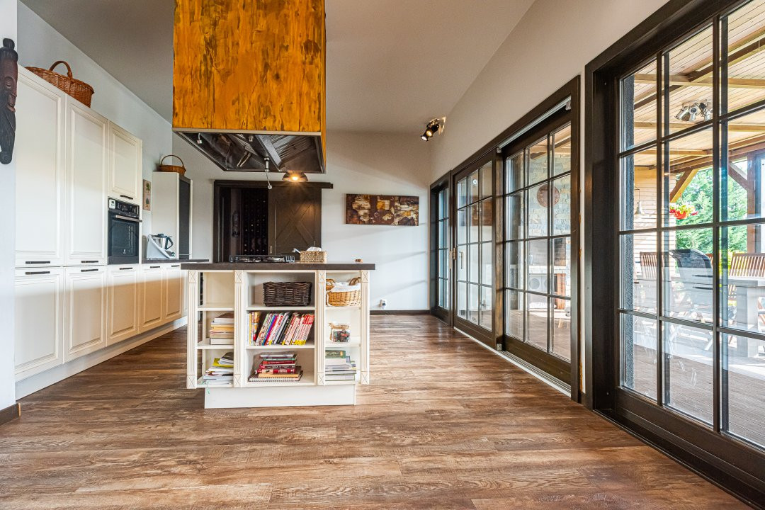 Vila cu piscina pe malul lacului Scrovistea 