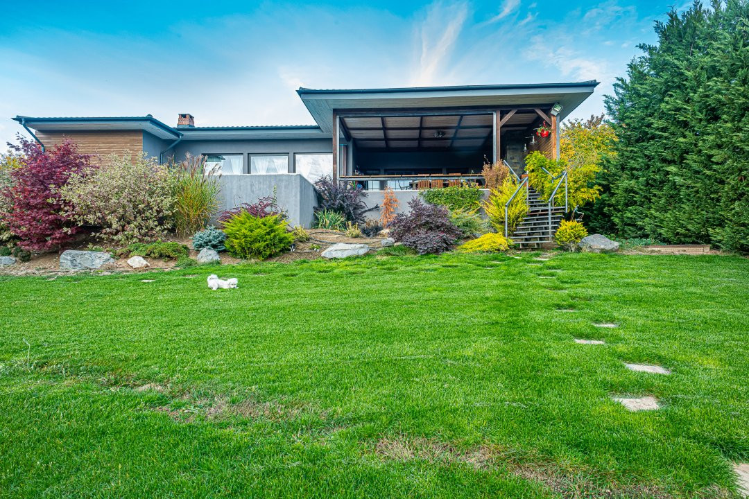 Vila cu piscina pe malul lacului Scrovistea 