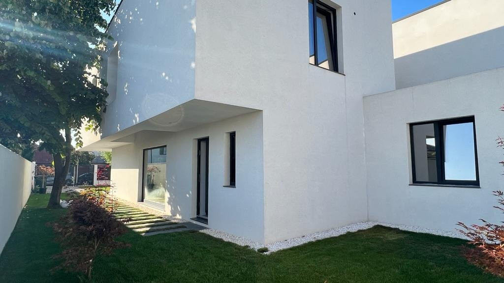 Vânzare casă stil mediteranean cu Grădină Japoneză Pipera