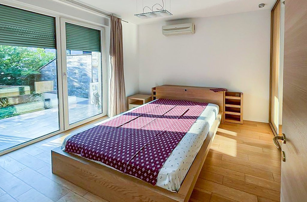 Apartament 2 camere curte proprie loc de parcare Sisesti