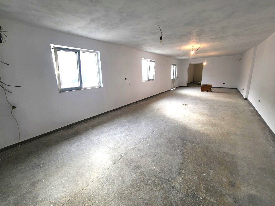 De inchiriat Spatiu comercial 310mp + 155mp curte - Giulesti