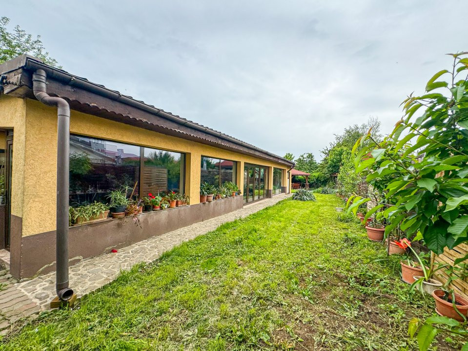 Casa 6 camere 220mp utili, 1000 mp curte + Piscina incalzita