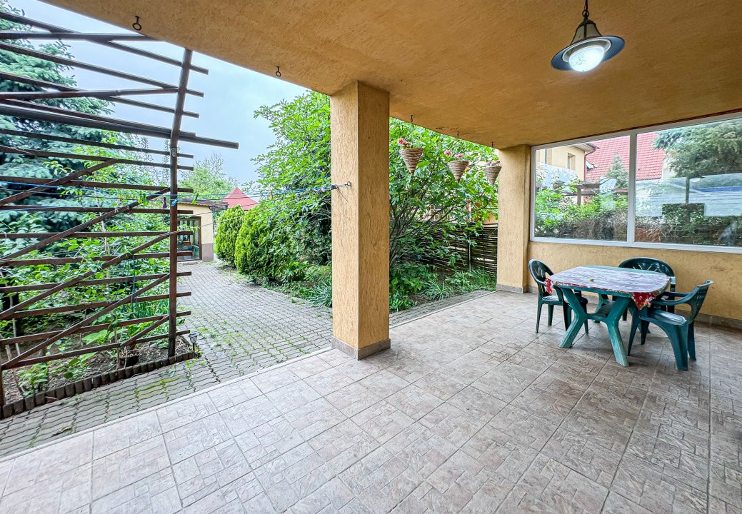 Casa 6 camere 220mp utili, 1000 mp curte + Piscina incalzita