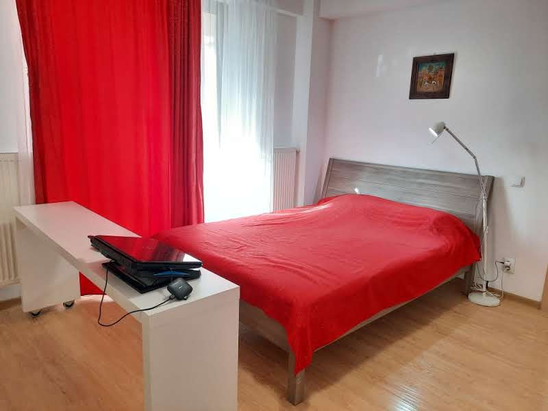 Apartament luminos cu pomi la geamuri, langa Parcul Bazilescu, loc parcare