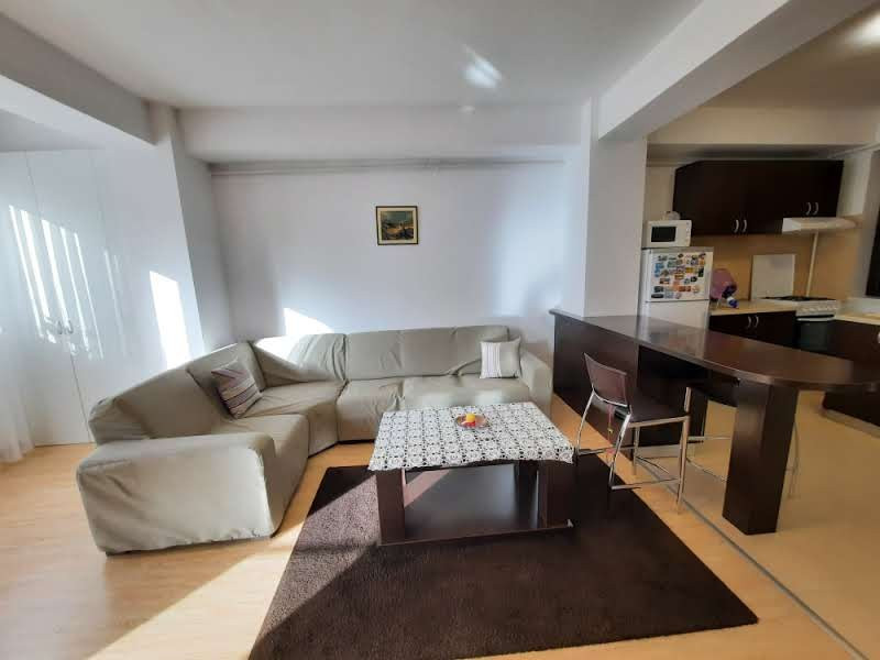 Apartament luminos cu pomi la geamuri, langa Parcul Bazilescu, loc parcare