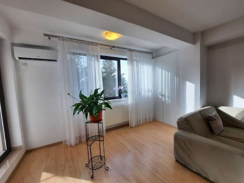 Apartament luminos cu pomi la geamuri, langa Parcul Bazilescu, loc parcare