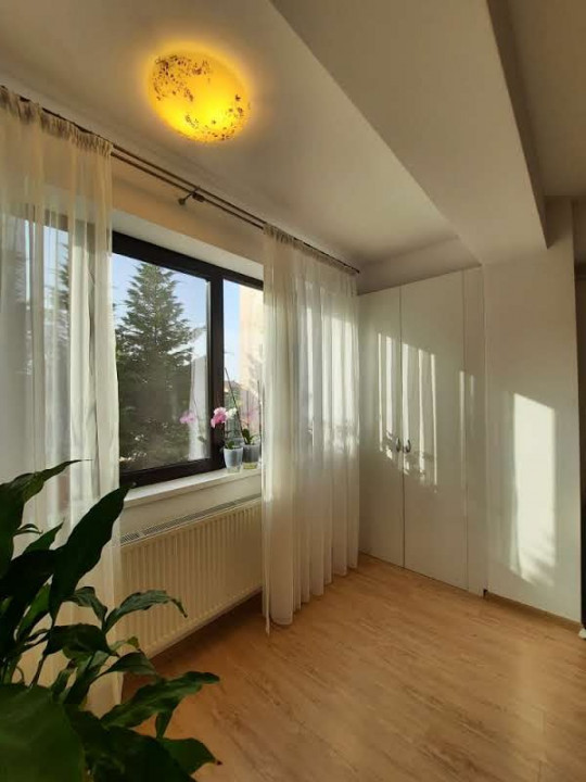 Apartament luminos cu pomi la geamuri, langa Parcul Bazilescu, loc parcare