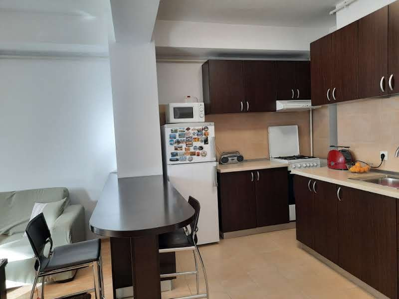 Apartament luminos cu pomi la geamuri, langa Parcul Bazilescu, loc parcare