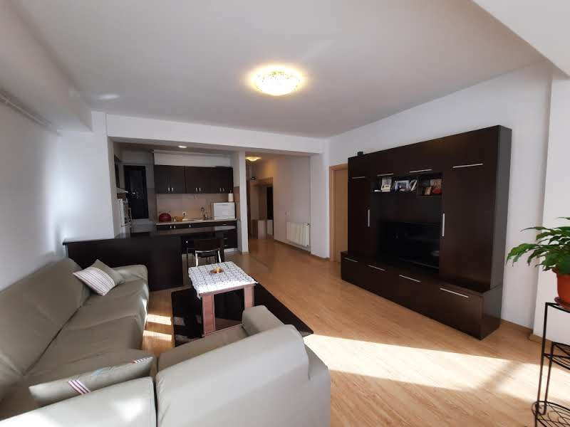 Apartament luminos cu pomi la geamuri, langa Parcul Bazilescu, loc parcare