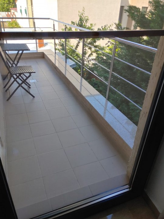 Apartament luminos cu pomi la geamuri, langa Parcul Bazilescu, loc parcare