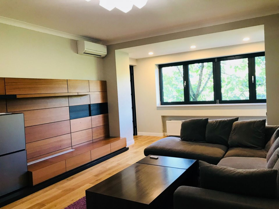 3 room modern, luminous apartment right next to Herastrau Park. Pet friendly.