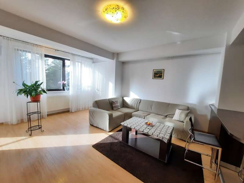 Apartamentul tau cu pomi la geamuri, linistit si luminos, cu loc de parcare.