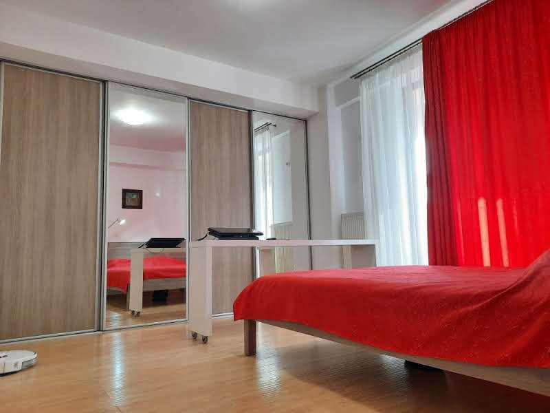 Apartamentul tau cu pomi la geamuri, linistit si luminos, cu loc de parcare.