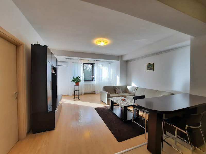 Apartamentul tau cu pomi la geamuri, linistit si luminos, cu loc de parcare.