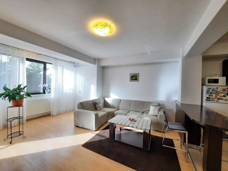 Apartamentul tau cu pomi la geamuri, linistit si luminos, cu loc de parcare.