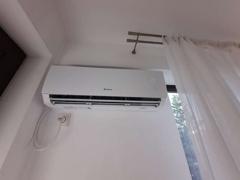 Apartamentul tau cu pomi la geamuri, linistit si luminos, cu loc de parcare.