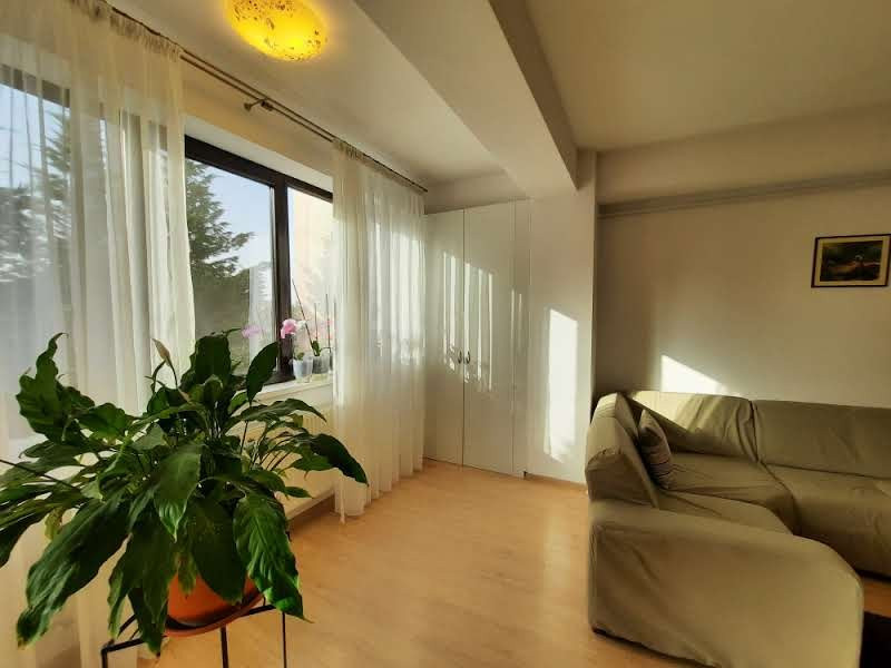 Apartamentul tau cu pomi la geamuri, linistit si luminos, cu loc de parcare.