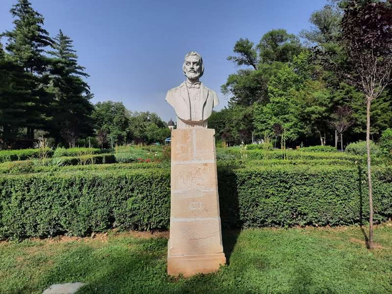 Locuinta ta luminoasa, cu pomi la geamuri, langa Parcul Bazilescu, loc parcare