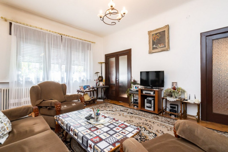 Apartament de 5 camere si garaj de vanzare- Mantuleasa