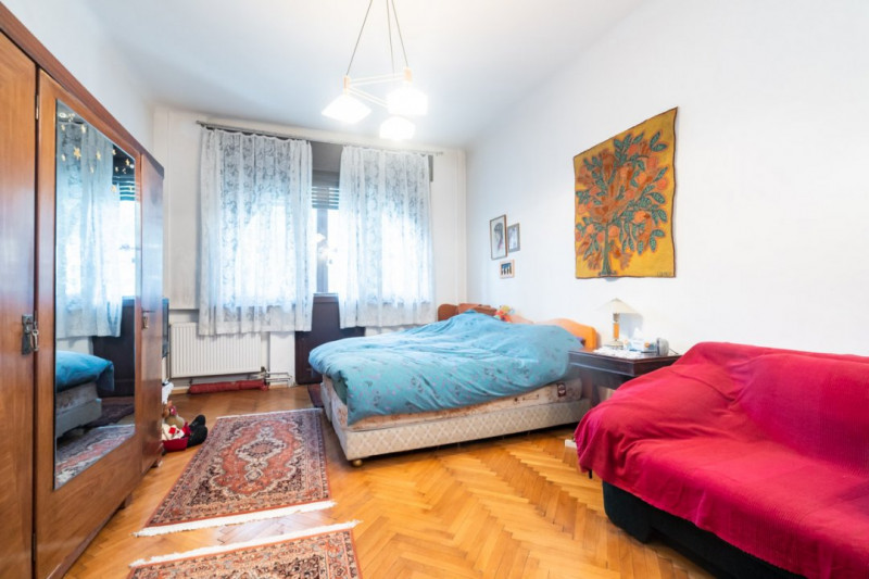 Apartament de 5 camere si garaj de vanzare- Mantuleasa