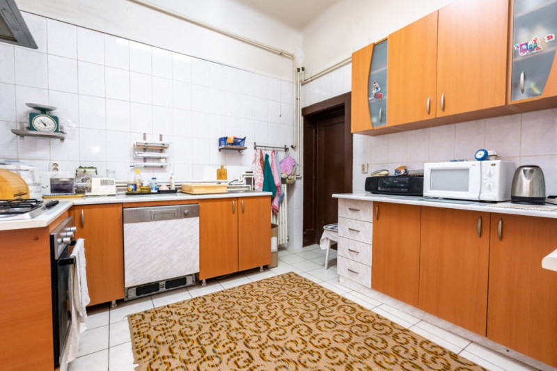 Apartament de 5 camere si garaj de vanzare- Mantuleasa