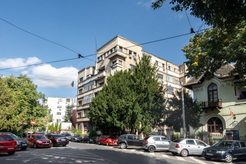 Apartament de 5 camere si garaj de vanzare- Mantuleasa