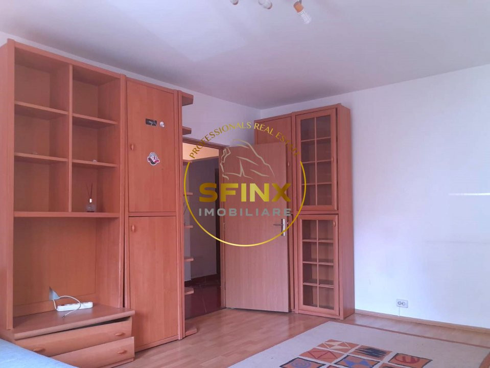 Nerva Traian-de vanzare apartament 3 camere decomandate