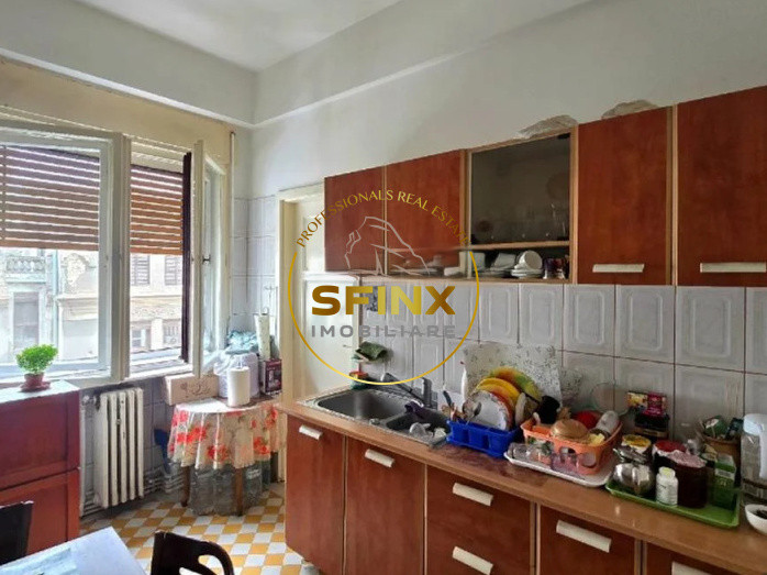 Apartament 4 camere situat la etajul 2, intr-un bloc interbelic, in zona Magheru