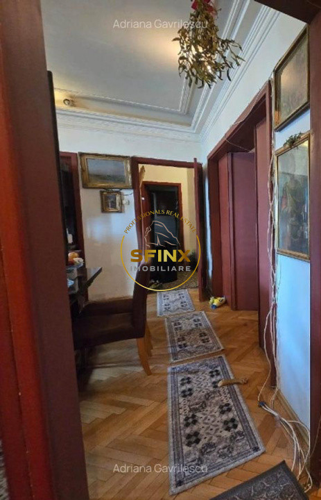Apartament 4 camere situat la etajul 2, intr-un bloc interbelic, in zona Magheru