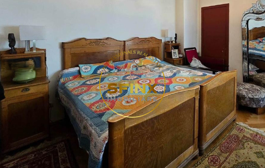 Apartament 4 camere situat la etajul 2, intr-un bloc interbelic, in zona Magheru