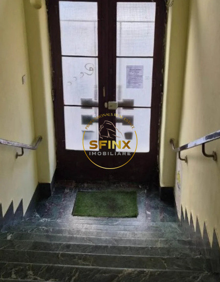 Apartament 4 camere situat la etajul 2, intr-un bloc interbelic, in zona Magheru