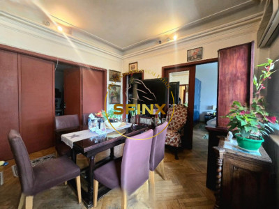 Apartament 4 camere situat la etajul 2, intr-un bloc interbelic, in zona Magheru