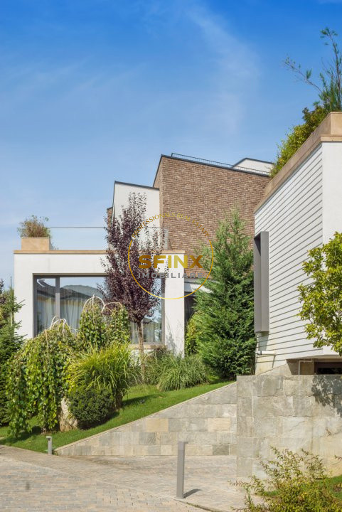 Cambridge School, modern villa in small residential compound with interior pool!