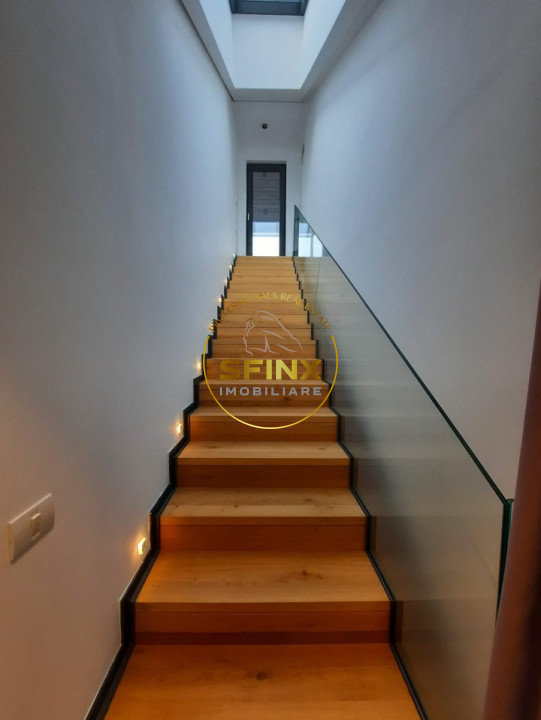 Cambridge School, modern villa in small residential compound with interior pool!