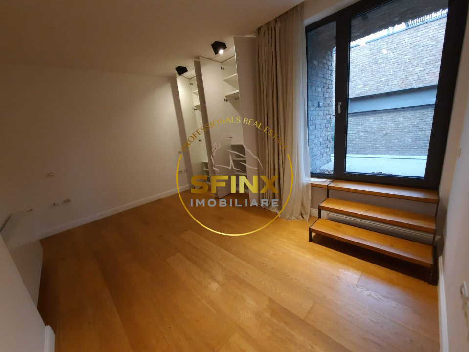 Cambridge School, modern villa in small residential compound with interior pool!