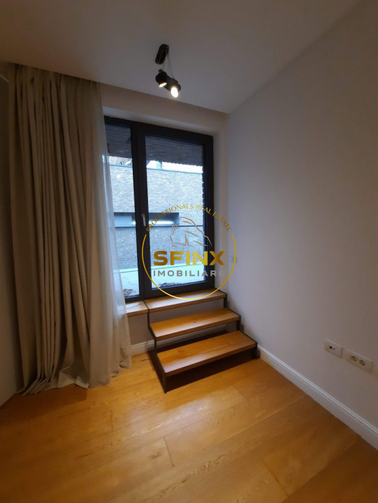 Cambridge School, modern villa in small residential compound with interior pool!