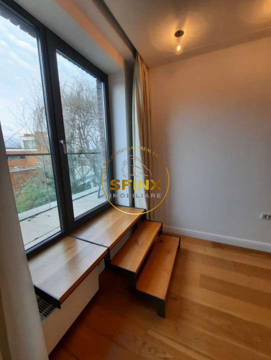 Cambridge School, modern villa in small residential compound with interior pool!