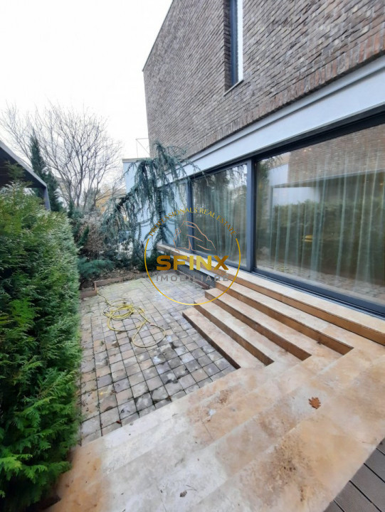 Cambridge School, modern villa in small residential compound with interior pool!