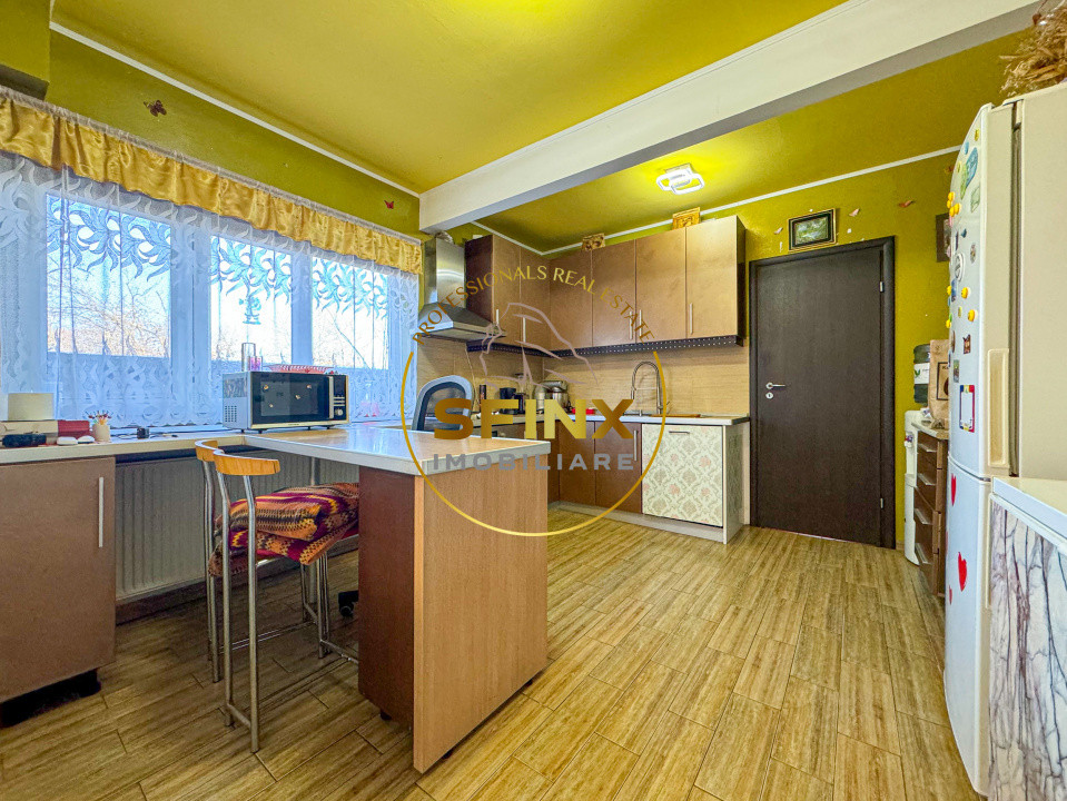 5 camere, 4 locuri parcare in garaj-vila cocheta Balotesti 