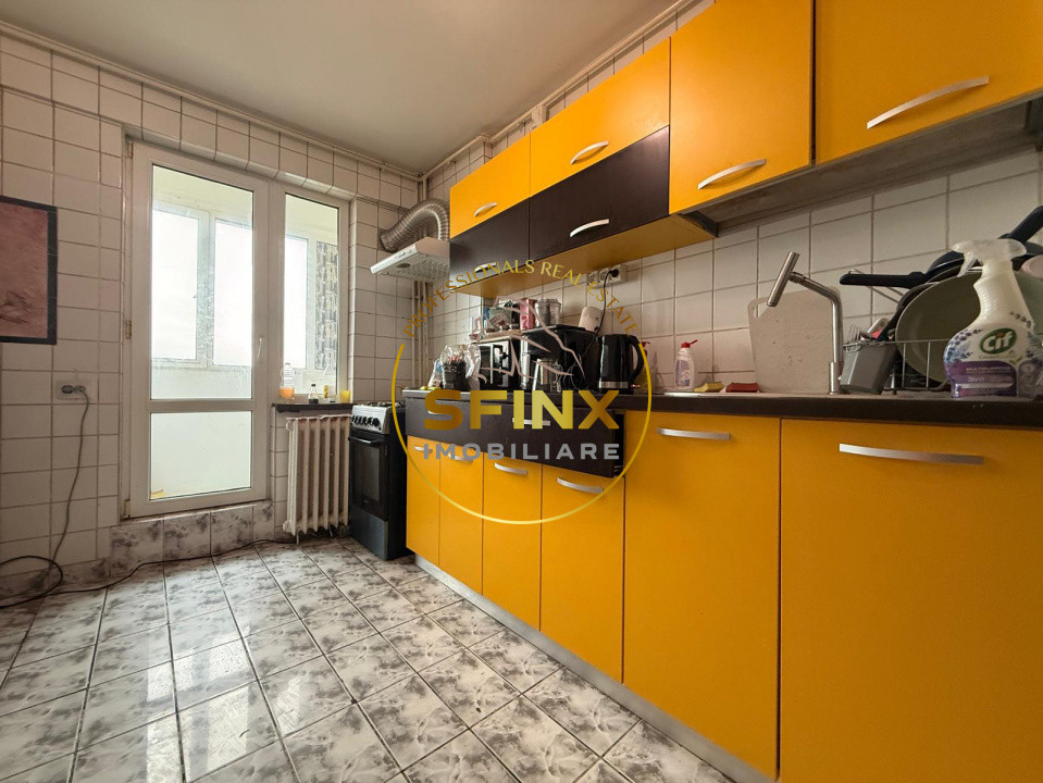 3 camere Gorjului, bloc reabilitat, vedere pe spate