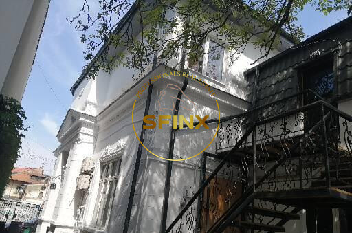 Parc Cismigiu, de vanzare vila interbelica cu 2 apartamente, curte, parcare