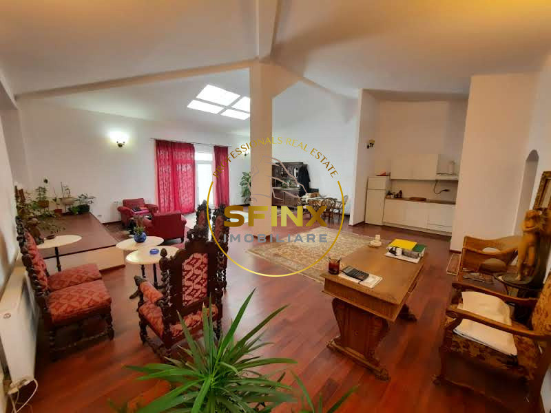 Parc Cismigiu, de vanzare vila interbelica cu 2 apartamente, curte, parcare