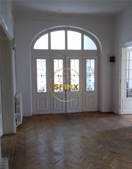 Parc Cismigiu, de vanzare vila interbelica cu 2 apartamente, curte, parcare