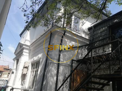 Parc Cismigiu, de vanzare vila interbelica cu 2 apartamente, curte, parcare