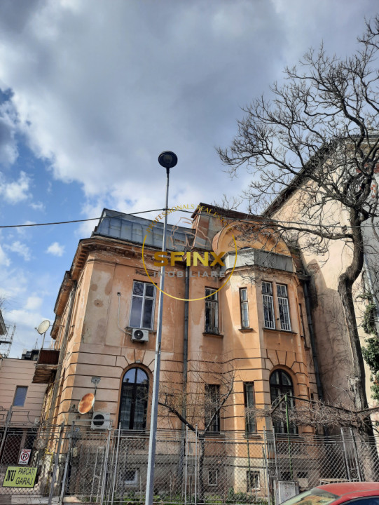 Langa Parcul Cismigiu  vanzare apartament  2 camere mansarda vila interbelica