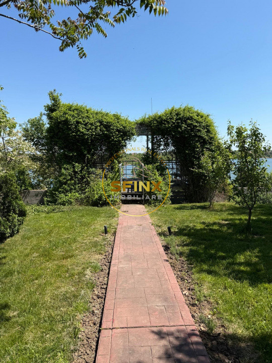 Domeniu privat la lac | 7.500 mp, piscină interioară, tenis și ponton