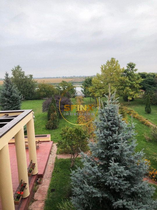 Domeniu privat la lac | 7.500 mp, piscină interioară, tenis și ponton