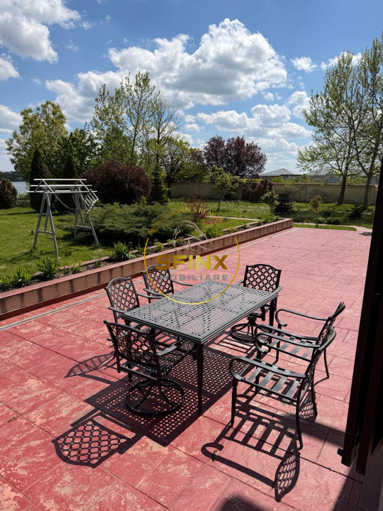 Domeniu privat la lac | 7.500 mp, piscină interioară, tenis și ponton